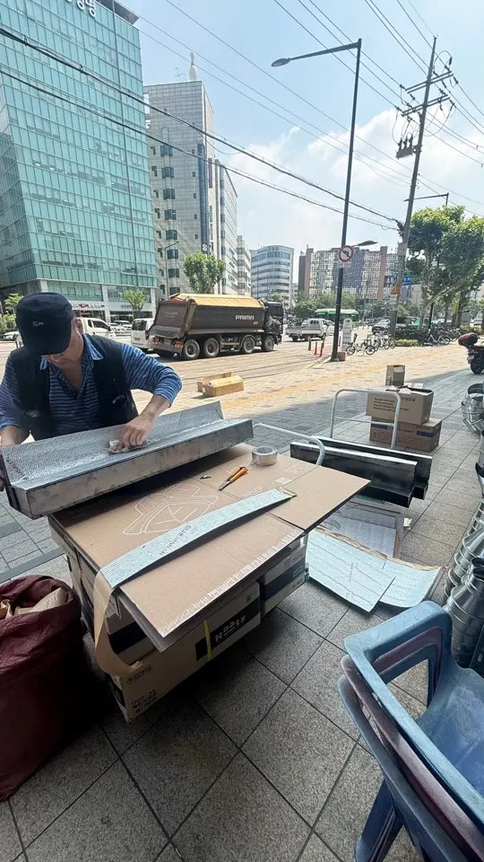 빌딩 10구역 지하 기계실 메인 덕트 라인 청소 중 현장