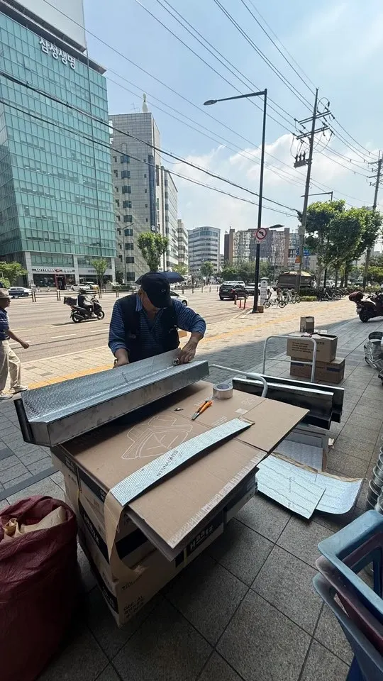 빌딩 11구역 옥상 급배기 팬 연결부 청소 중 현장