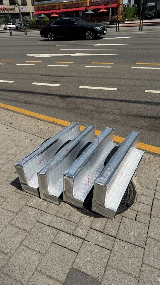 빌딩 12구역 서버실·전산실 항온항습 덕트 라인 청소 중 현장