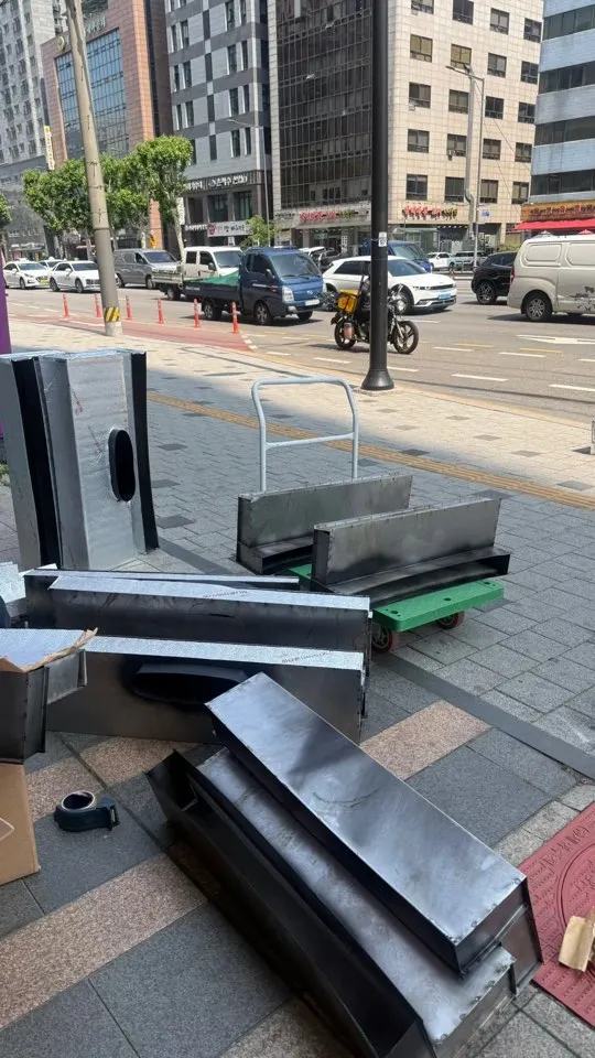 빌딩 13구역 창고·자재보관 구역 배기 라인 청소 중 현장
