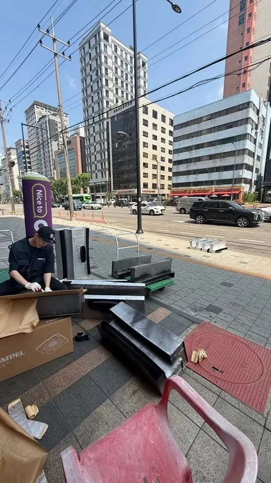 빌딩 13구역 창고·자재보관 구역 배기 라인 청소 중 현장