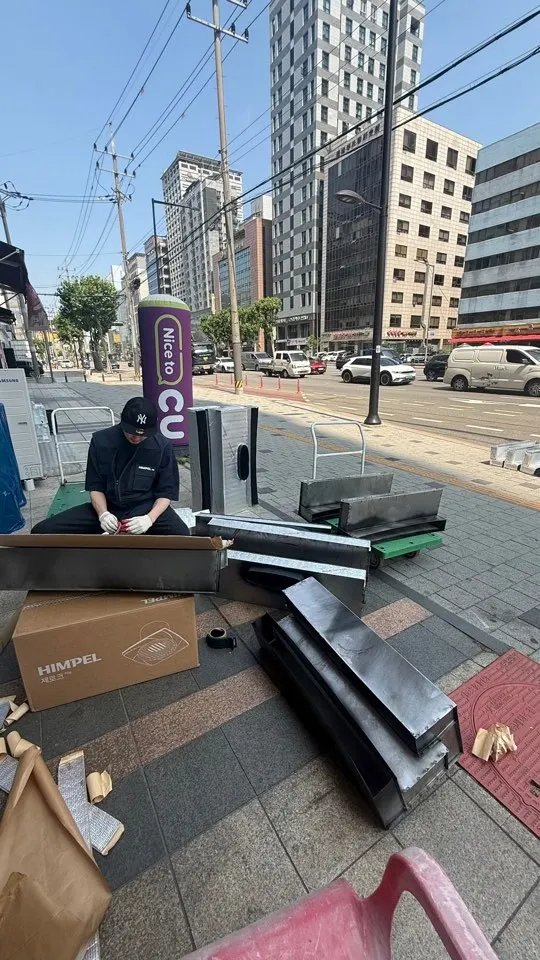 빌딩 14구역 비상계단·설비 샤프트 수직 덕트 청소 중 현장