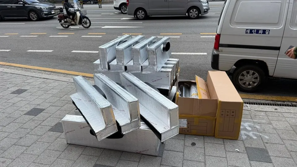빌딩 8구역 탕비실·휴게공간 배기 라인 청소 전 현장